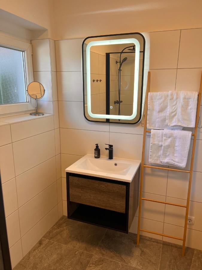 Ferienwohnung Imzaro: Erdgeschoss, 2 Schlafzimmer Plus Schlafsofa, Eigener Eingang, Grosse Terrasse Mit Garten! Spittal an der Drau Bagian luar foto